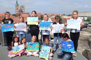 Gewinnerinnen und Gewinner des Malwettbewerbs der Stralsunder Juri Gagarin Grundschule im OZEANEUM (Foto: Nadine Pankow / Deutsches Meeresmuseum) Gewinnerinnen und Gewinner des Malwettbewerbs der Stralsunder Juri Gagarin Grundschule im OZEANEUM (Foto: Nadine Pankow / Deutsches Meeresmuseum)